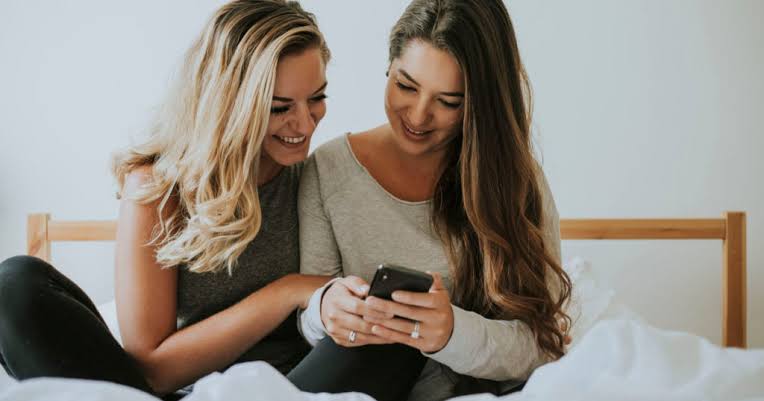 150+ Best Comments For Girls Pic To Make Her Smile
