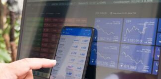 The Main Advantages of a Forex Bonus for Traders black android smartphone turned on screen
