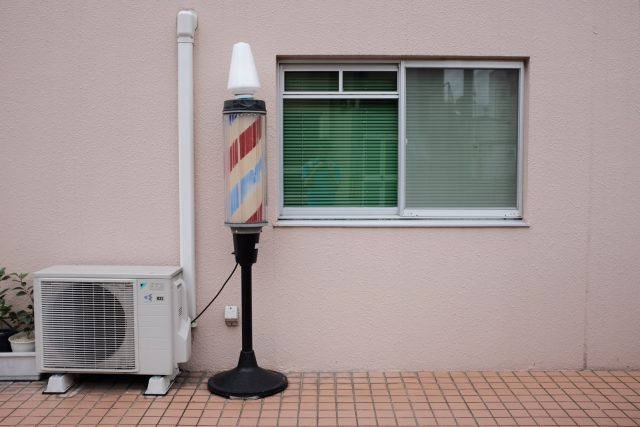 Photo by Makðð barber's lamp beside air condenser
