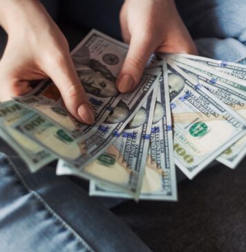 8 Best Ways To Make Investments For A Higher Return fan of 100 U.S. dollar banknotes