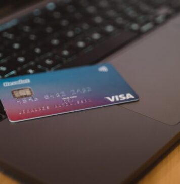 Cashback or Bonuses on Credit Cards: Which Is Better? blue and white visa card on silver laptop computer