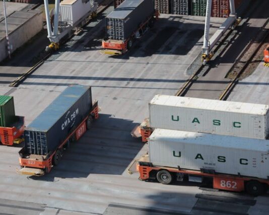 Reasons to Rely on Third-Party Logistics Providers containers vans