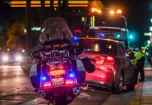 What to Do if Seriously Injured in a Car Accident policeman leaning on sports car's window