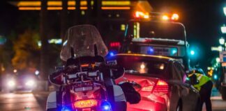 What to Do if Seriously Injured in a Car Accident policeman leaning on sports car's window