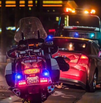 What to Do if Seriously Injured in a Car Accident policeman leaning on sports car's window