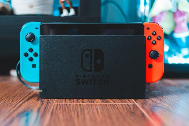 Photo by Erik Mclean black and red nintendo switch
