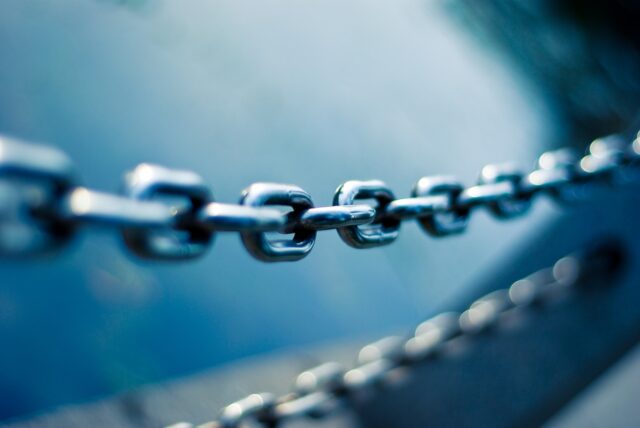 Photo by JJ Ying tilt shift lens photo of stainless steel chain
