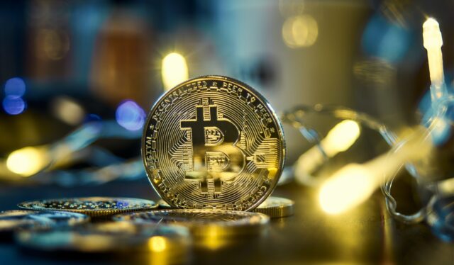 Photo by Michael Förtsch silver and gold round coin
