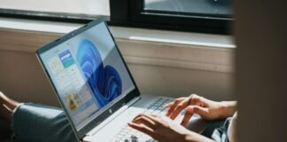 Descript Crack + Activation Key Download for Windows: How To Use person using Windows 11 computer on lap