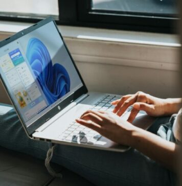 Descript Crack + Activation Key Download for Windows: How To Use person using Windows 11 computer on lap