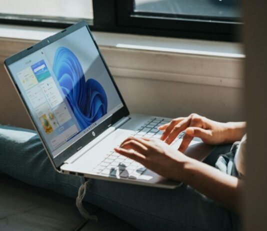 Descript Crack + Activation Key Download for Windows: How To Use person using Windows 11 computer on lap