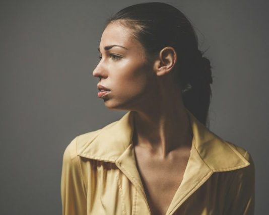 Otoplastia: La Solución Definitiva para Corregir Orejas Prominentes photo of woman looking right